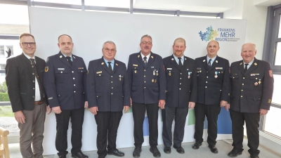 Noch-Kreisbrandrat Alfred Tilz (rechts) und Landrat Dr. Christian von Dobschütz (links) verabschiedeten verdiente Männer aus der Kreisfeuerwehrführung (weiter von links): Markus Stenglein, Rüdiger Neumeister, Andreas Schick, Hartmut Tanzberger und Stefan Fleischmann. (Foto: Rainer Weiskirchen)