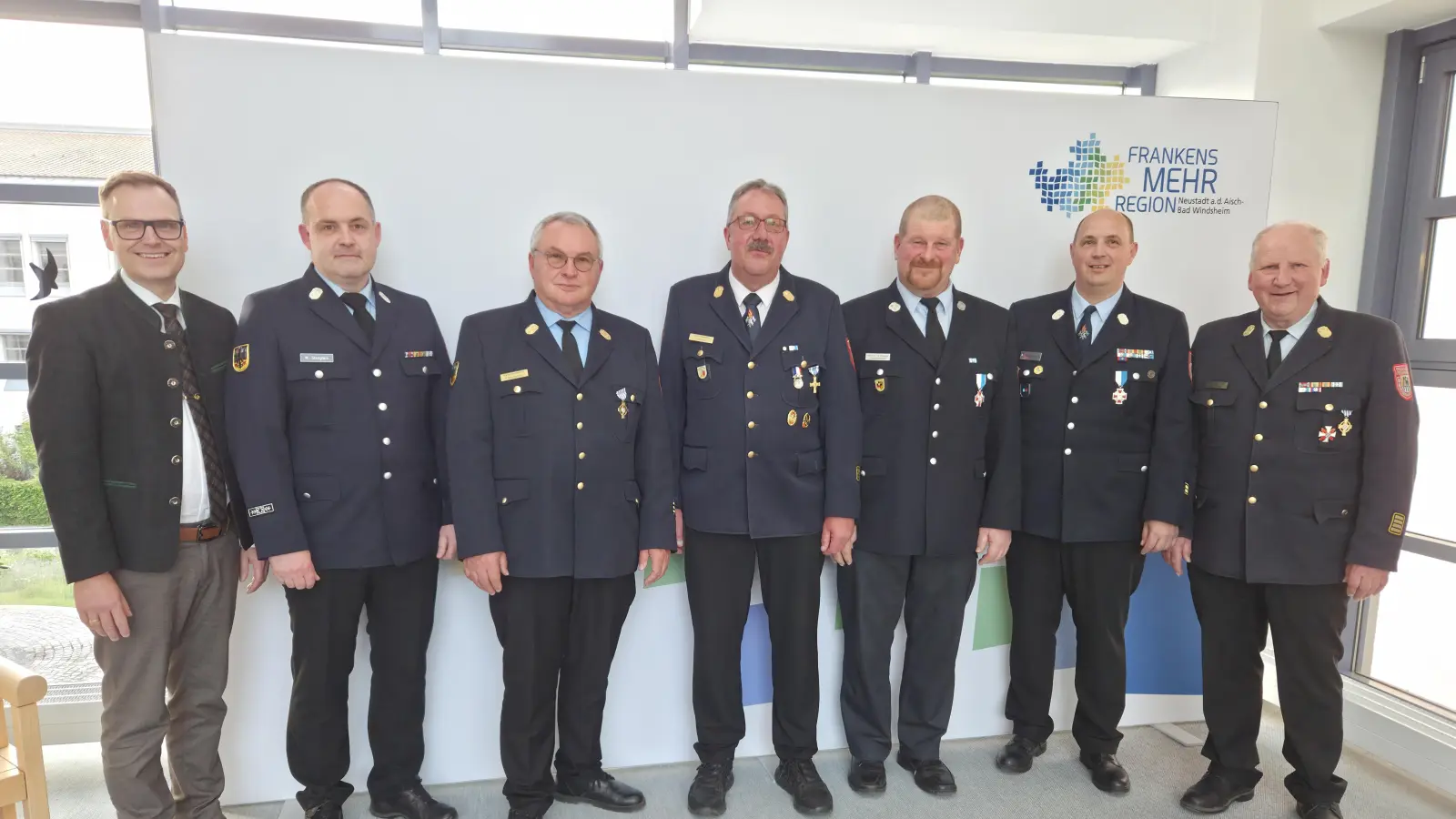 Noch-Kreisbrandrat Alfred Tilz (rechts) und Landrat Dr. Christian von Dobschütz (links) verabschiedeten verdiente Männer aus der Kreisfeuerwehrführung (weiter von links): Markus Stenglein, Rüdiger Neumeister, Andreas Schick, Hartmut Tanzberger und Stefan Fleischmann. (Foto: Rainer Weiskirchen)