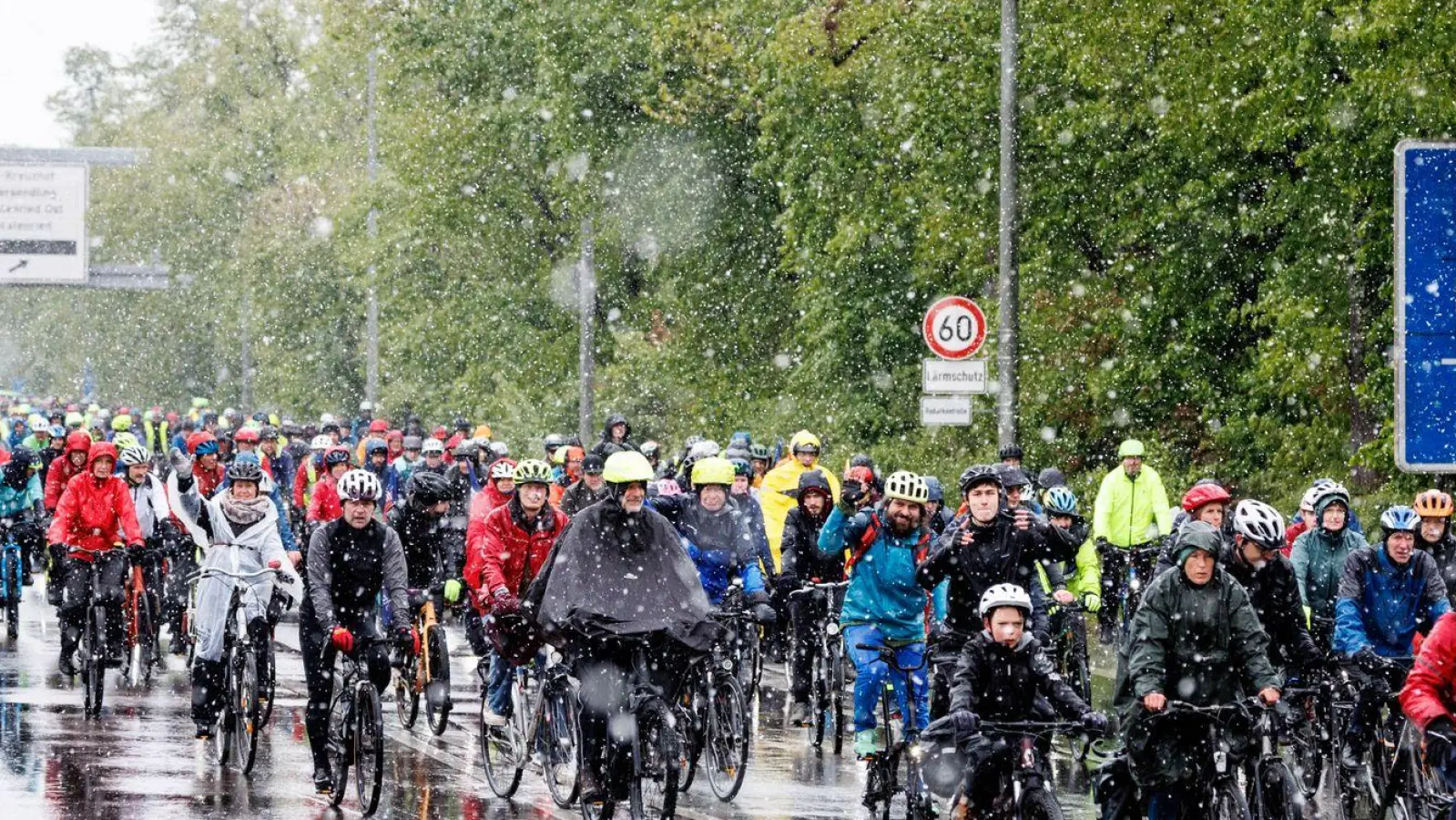 Tausende Radfahrer fahren während einer Radsternfahrt über die Autobahn 95. (Foto: Matthias Balk/dpa)