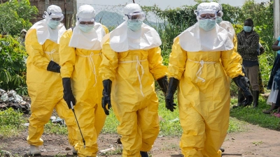 Im Kongo und in Uganda gibt es nach WHO-Angaben inzwischen mehr als 500 Verdachtsfälle von Ebola, einer ansteckenden und lebensbedrohlichen Krankheit. (Foto: Moses Sawasawa/AP/dpa)