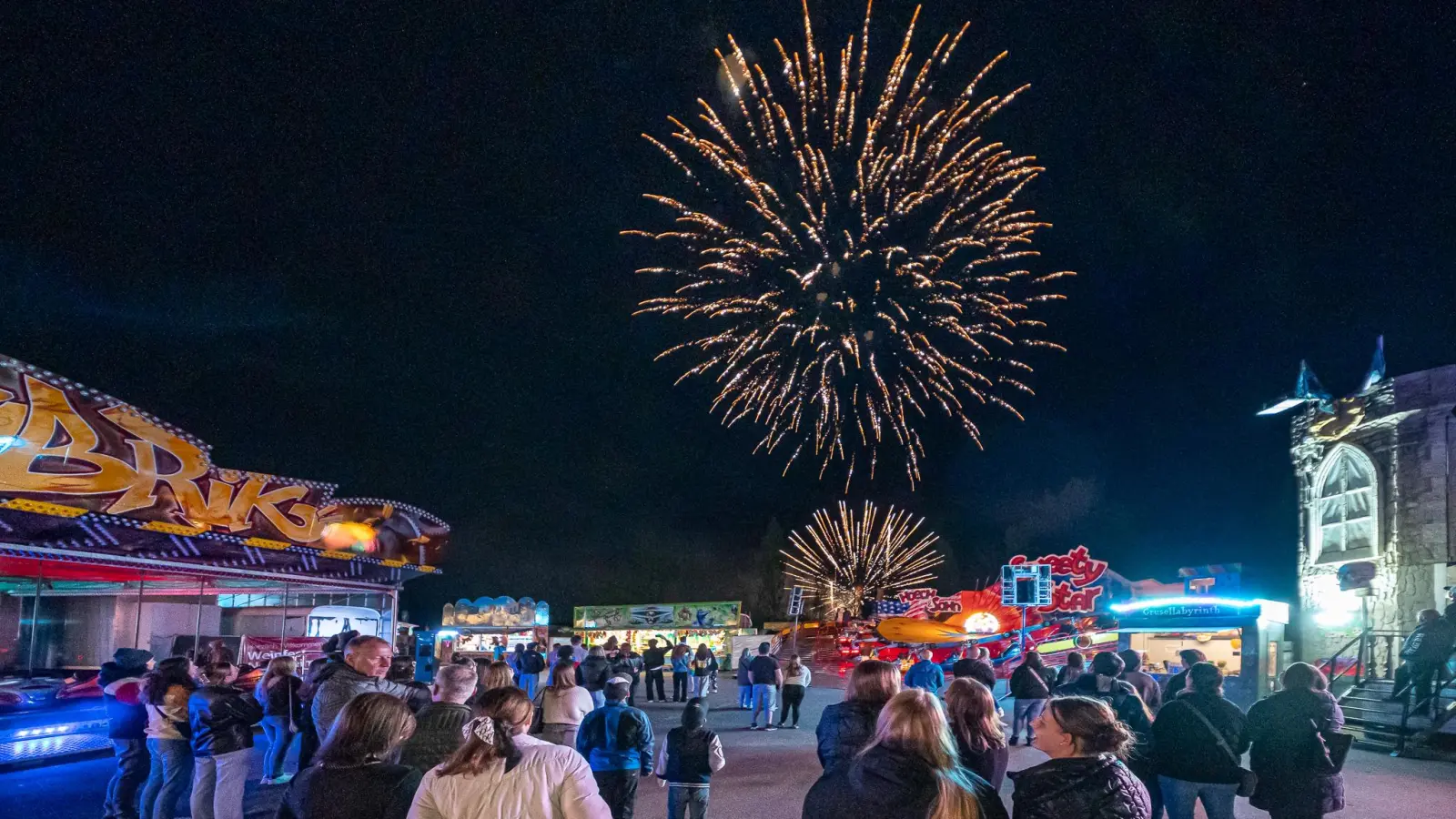 Ein spektakuläres Erlebnis war wieder das Brillant-Höhenfeuerwerk. Viele Zuschauer und Zuschauerinnen verfolgten das Ereignis vom Festplatz aus. (Foto: Mirko Fryska)