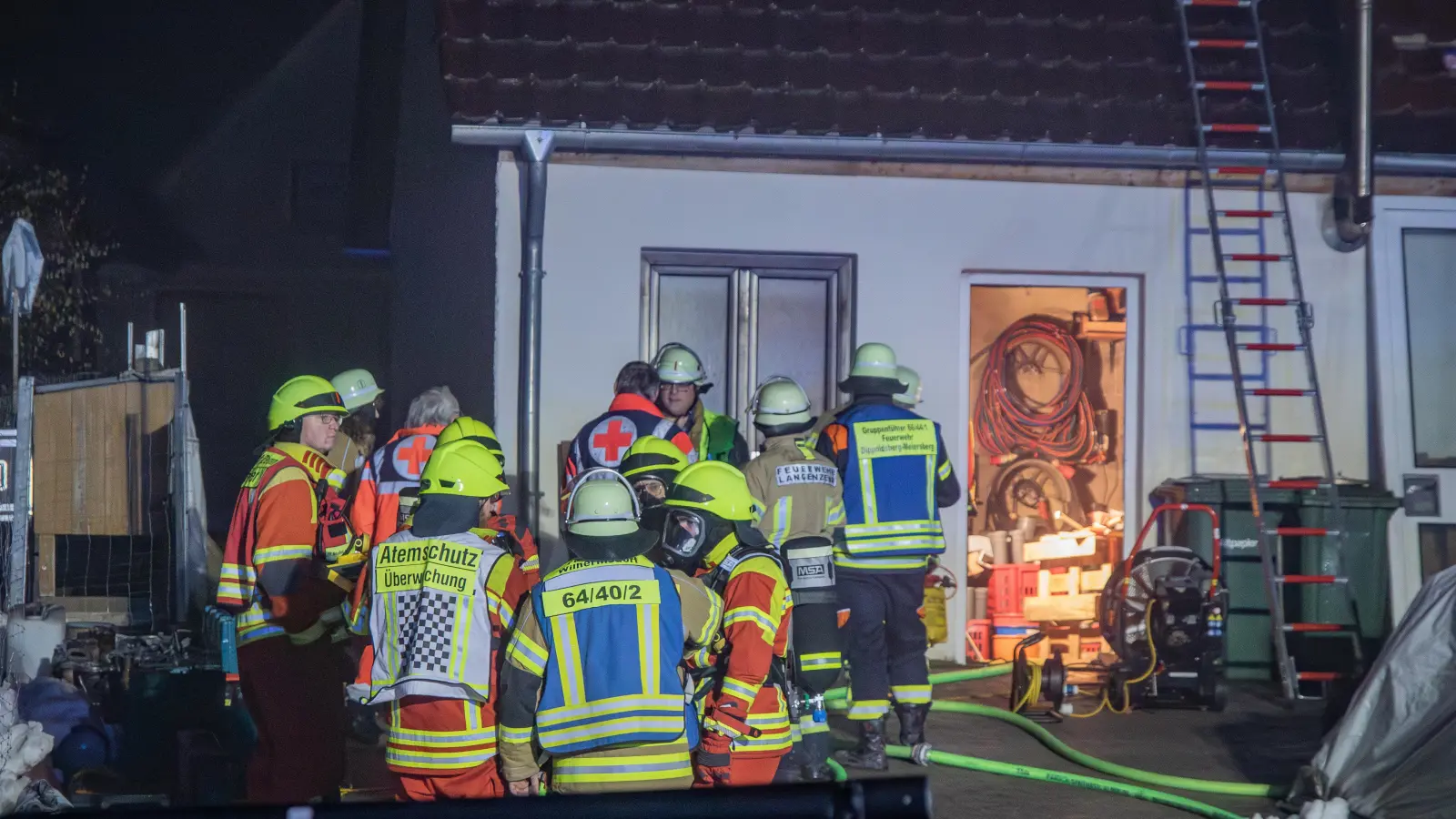 In Dippoldsberg, einem Ortsteil Wilhermsdorf im Landkreis Fürth, brannte es am Samstagabend in einem Zwischenboden einer Werkstatt. Etwa 90 Feuerwehrleute waren vor Ort. (Foto: NEWS5 / Kevin Weddig)
