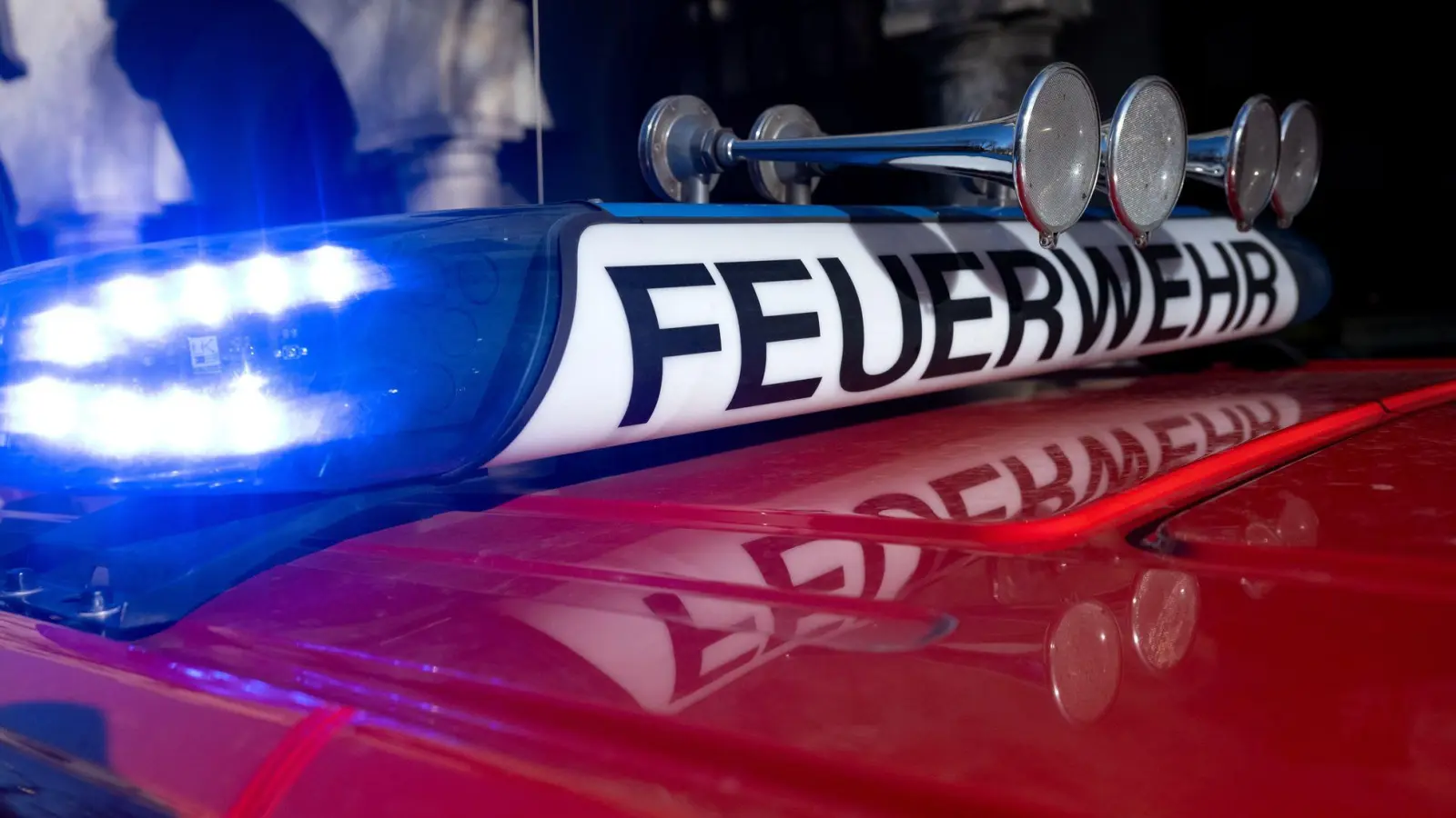 Die Feuerwehr verhinderte ein Übergreifen der Flammen auf andere Gebäude. (Symbolbild) (Foto: Sven Hoppe/dpa)