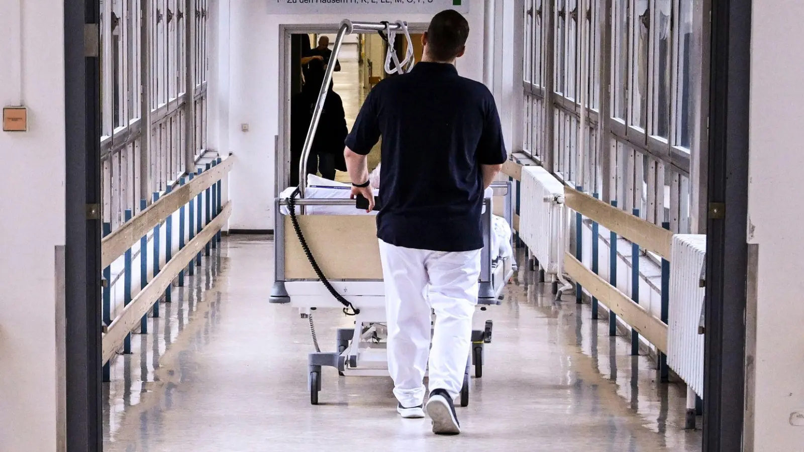 Essstörungen sind eine ernste Krankheit, teilweise müssen Patientinnen und Patienten im Krankenhaus behandelt werden. (Symbolbild) (Foto: Jens Kalaene/dpa)
