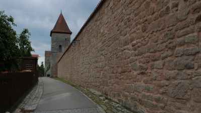 Fast wie neu und doch viele hundert Jahre alt: der sanierte Abschnitt der Dinkelsbühler Stadtmauer am Oberen Mauerweg. (Foto: Roman Kocholl)