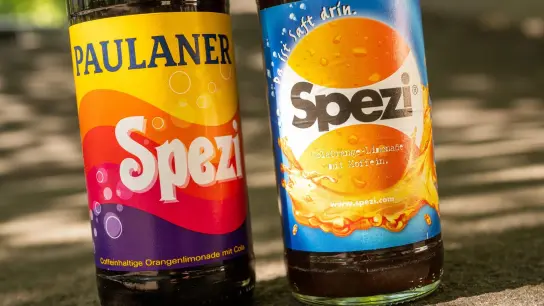 Das Kultgetränk „Spezi“ - einmal von der Großbrauerei Paulaner und einmal von der Augsburger Riegele Brauerei. Wem gehört der begehrte Name? (Foto: Peter Kneffel/dpa)