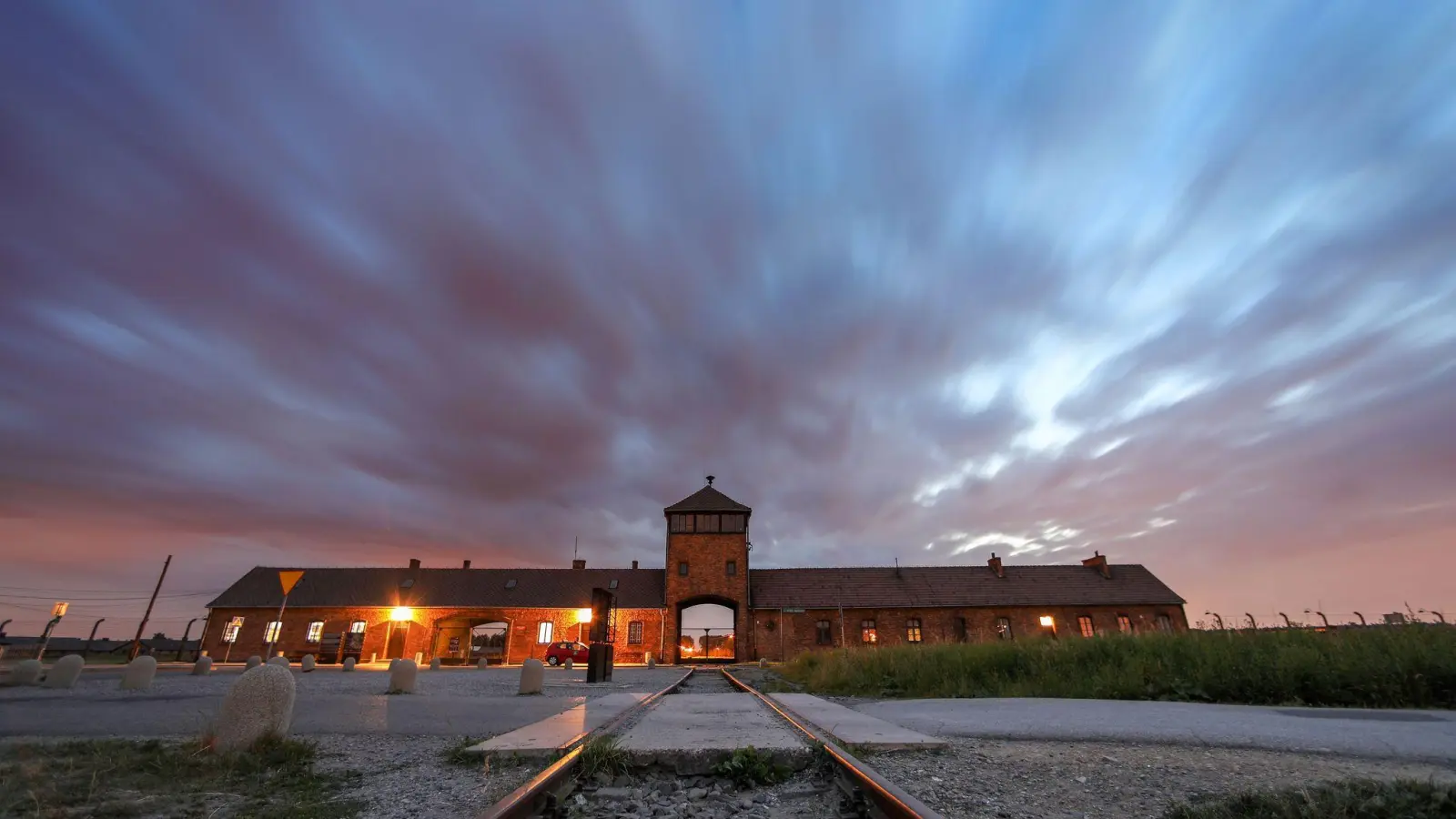 Blick auf das Tor zum früheren Vernichtungsslager Auschwitz-Birkenau. (Foto: Jan Woitas/dpa/Archiv)