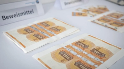 Der 50-Euro-Schein wird am häufigsten gefälscht: 33.956 Stück zählte die Bundesbank in Deutschland im Jahr 2025. Das war fast die Hälfte aller Euro-Blüten hierzulande. (Archivbild) (Foto: Daniel Karmann/dpa)