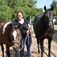 Nadja Hofer mit Pixie (links) und Perly. Die Pferde auf dem Hof arbeiten unter anderem beim Coaching aktiv mit. Sie können eine beruhigende Wirkung haben. (Foto: Anna Beigel)