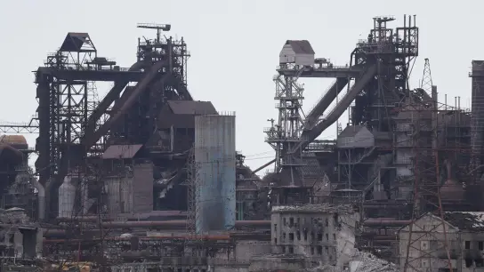 Das Stahlwerk Azovstal in Mariupol wurde zuletzt heftig von russischer Seite aus beschossen. (Foto: Victor/XinHua/dpa)