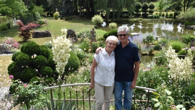Die Liebe zur Natur in den Alltag integriert: Ulrike und Günter Dorner in ihrem 6000 Quadratmeter großen Garten mit reicher Bepflanzung und zwei Fischweihern.  (Foto: Silvia Schäfer)