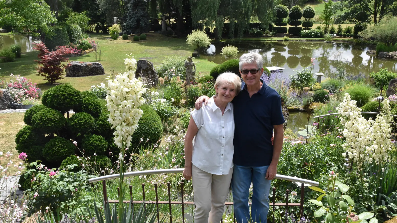 Die Liebe zur Natur in den Alltag integriert: Ulrike und Günter Dorner in ihrem 6000 Quadratmeter großen Garten mit reicher Bepflanzung und zwei Fischweihern.  (Foto: Silvia Schäfer)