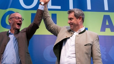 Kanzler Friedrich Merz (CDU, links) und CSU-Chef Markus Söder haben seit dem Regierungswechsel bei der Bundestagswahl im Frühjahr nur wenig Grund zu ausgelassenem Jubel - die Stimmung in Deutschland ist weiterhin eher pessimistisch und die Union kann in Umfragen nicht von ihrer eigenen Regierungsarbeit profitieren. (Archivbild) (Foto: Sven Hoppe/dpa)