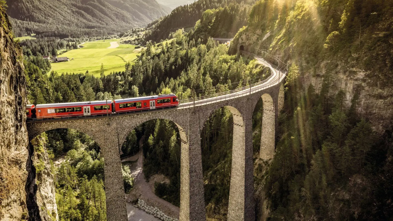 Das Landwasserviadukt ist eine 65 hohe und 136 Meter lange architektonische Meisterleistung und Teil des Unesco-Erbes. (Foto: Rob Lewis/Schweiz Tourismus/dpa-tmn)