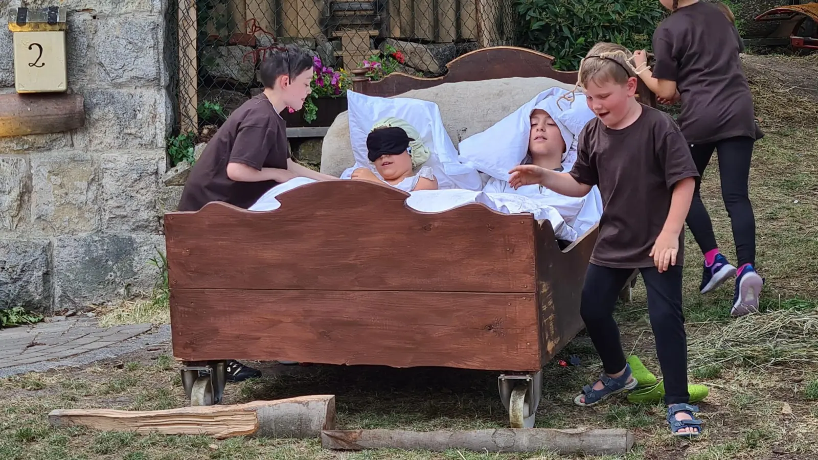 Auch auf die Gestaltung der Nebenrollen war bei der Inszenierung großer Wert gelegt worden. Das Foto zeigt die Maikäfer-Szene. (Foto: Margit Schwandt)