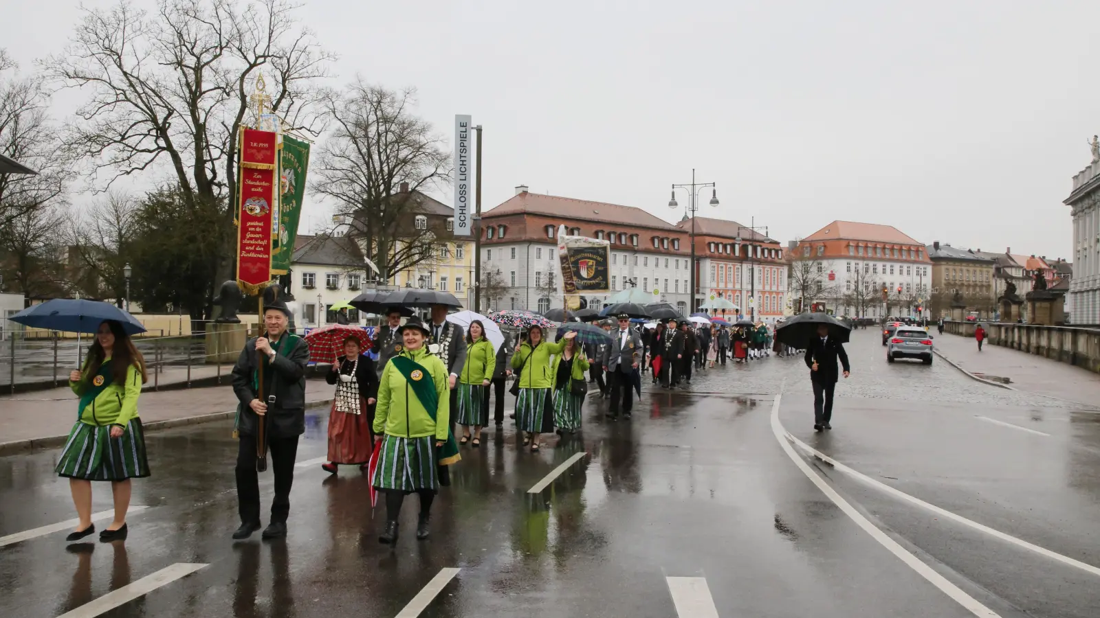 Das regnerische Wetter am gestrigen Vormittag hielt die Schützen nicht davon ab, gemeinsam von der Gumbertuskirche zum Onoldiasaal zu ziehen, wo der Festakt stattfand. (Foto: Alexander Biernoth)