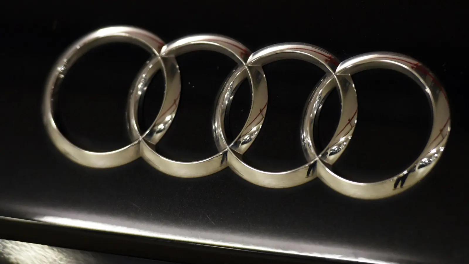 Das Audi-Logo an einem Fahrzeug. Der Ingolstädter Autobauer hat einen Rekordgewinn eingefahren. (Foto: Caroline SeidSeidel-Dißmannel/Deutsche Presse-Agentur GmbH/dpa)