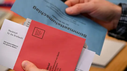 In Berlin sind die Wahlvorbereitungen in vollem Gange, viele Briefwähler haben schon abgestimmt. (Foto: Jens Kalaene/dpa)