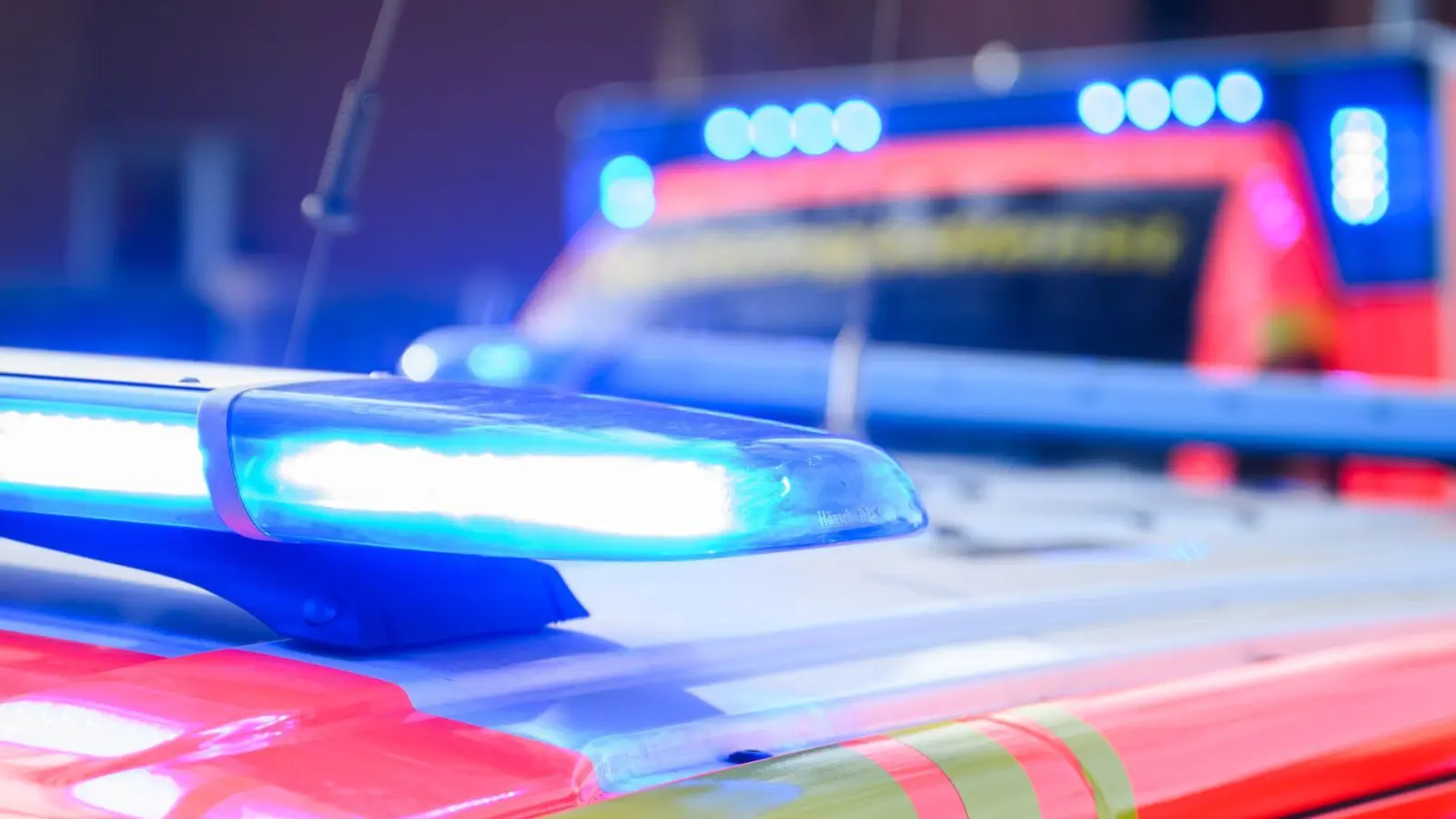 Ein Auto erfasste in einem Garten einen 60-Jährigen, der dabei schwer verletzt wurde. (Symbolbild) (Foto: Julian Stratenschulte/dpa)