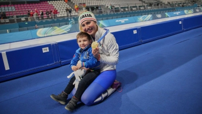 Francesca Lollobrigida feiert mit ihrem kleinen Sohn Tommaso den Olympiasieg. (Foto: Christophe Ena/AP/dpa)