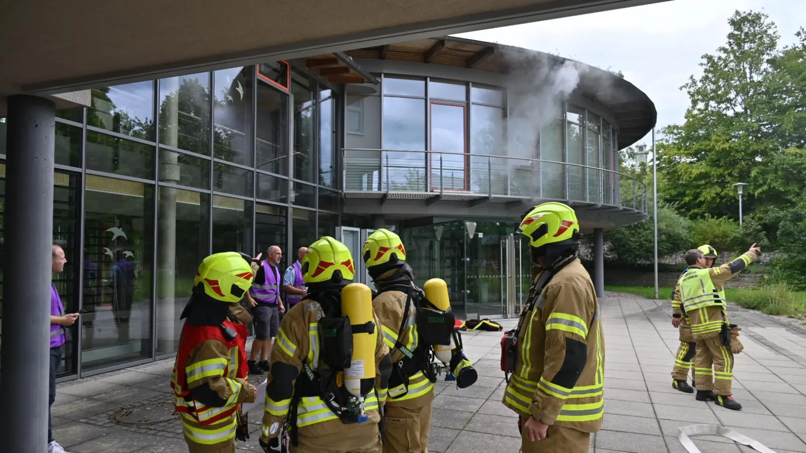 Übungseinsatz am Bezirksrathaus: Die Werkfeuerwehr des benachbarten Bezirksklinikums trainierte dort am Donnerstag Nachmittag die Rettung einer Person aus dem künstlich verrauchten ersten Stock.  (Foto: Wolfgang Grebenhof)