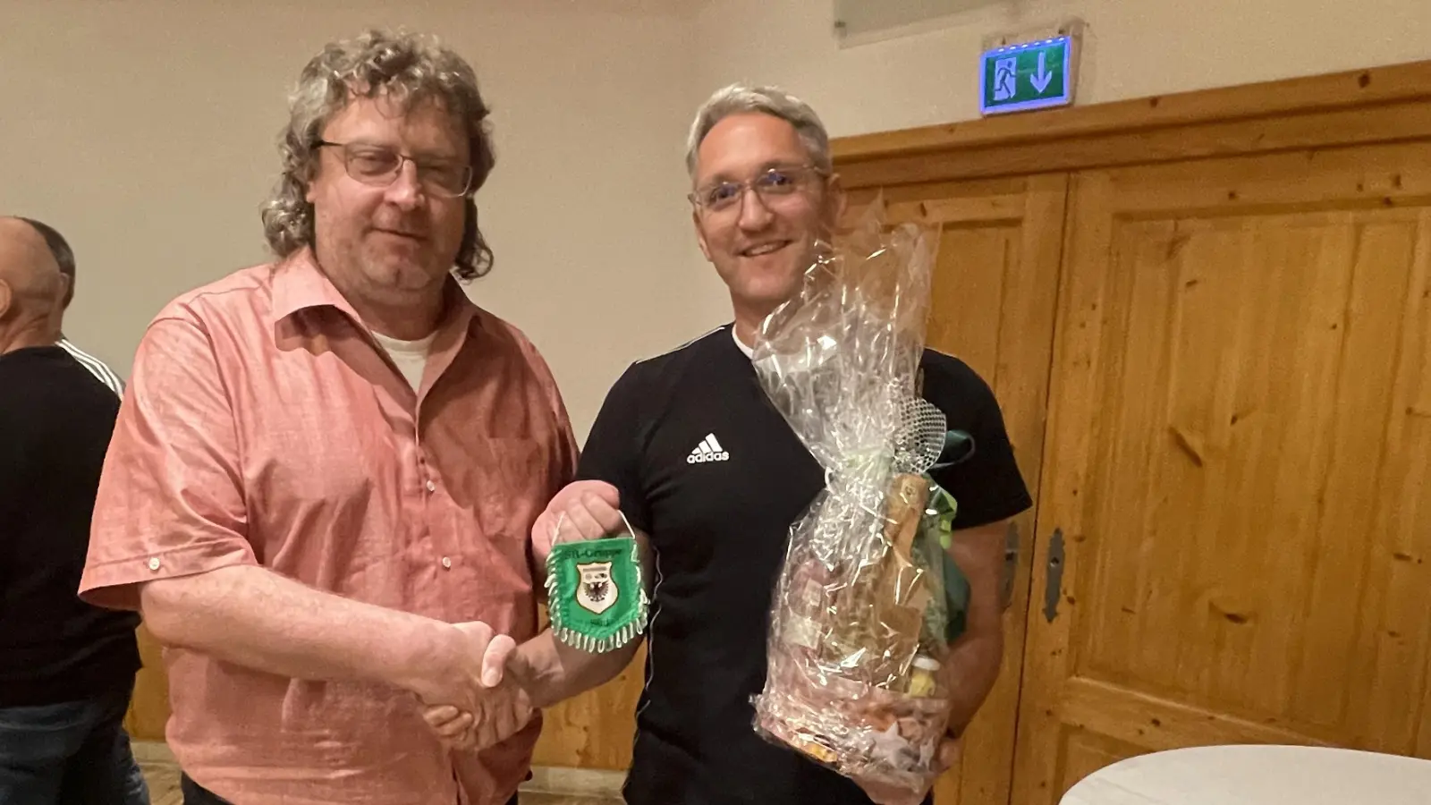 Thomas Jäger (links), hier bei einem Besuch der Schiedsrichtergruppe Frankenhöhe-Süd mit deren Obmann René Frost. (Foto: Florian Scheller)