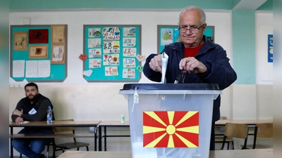 Stimmabgabe in einem Wahllokal in der Hauptstadt Skopje. (Foto: Boris Grdanoski/AP/dpa)