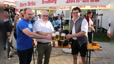 Bürgermeister Willi Albrecht (Mitte), alle Organisatoren und Bürger freuen sich schon auf die beliebte Weidenbacher Kirchweih. (Foto: Alexander Biernoth)