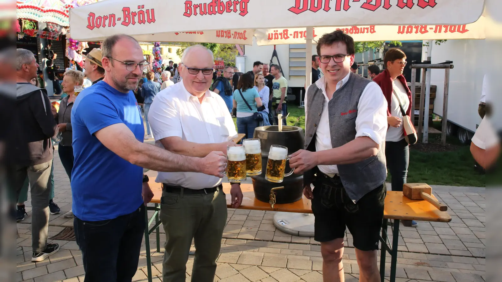 Bürgermeister Willi Albrecht (Mitte), alle Organisatoren und Bürger freuen sich schon auf die beliebte Weidenbacher Kirchweih. (Foto: Alexander Biernoth)
