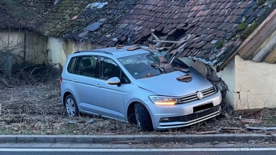 Weil er zu schnell unterwegs war, verlor ein 20-jähriger Autofahrer in Lichtenau die Kontrolle über sein Fahrzeug und schleuderte in die Scheune einer Mühle. (Foto: Polizei Heilsbronn)