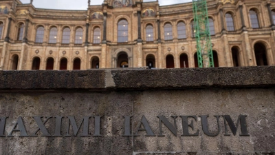 Die Abgeordneten des bayerischen Landtags bekommen ab Juli mehr Geld. (Archivbild) (Foto: Peter Kneffel/dpa)