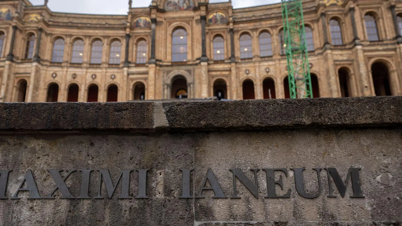 Die Abgeordneten des bayerischen Landtags bekommen ab Juli mehr Geld. (Archivbild) (Foto: Peter Kneffel/dpa)