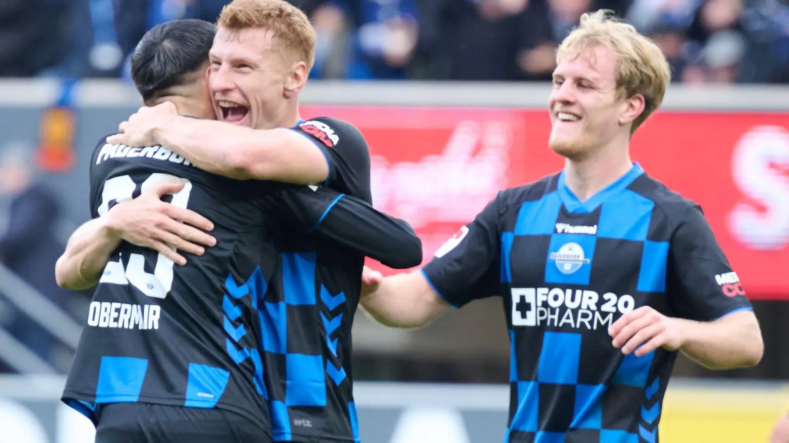 Zweimal Grund zur Freude: Paderborn ist neuer Tabellenführer. (Foto: Bernd Thissen/dpa)