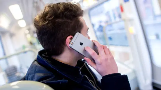 Mobilfunkkunden können im EU-Ausland ohne zusätzliche Kosten für weitere zehn Jahre anrufen, SMS-Nachrichten versenden und im Internet surfen. (Foto: picture alliance / Hauke-Christian Dittrich/dpa)