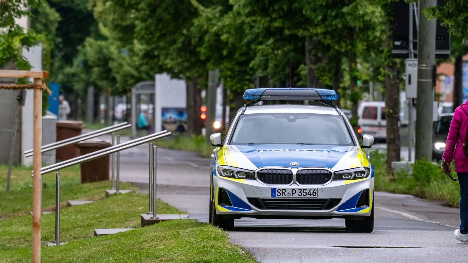 Der Mann sei mit Bargeld in unbekannte Richtung geflüchtet, hieß es. (Foto: Armin Weigel/dpa)