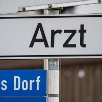 Künftige Landärzte haben auch ohne Einser-Abi Chancen auf einen Medizinstudienplatz. (Symbolbild) (Foto: Armin Weigel/dpa)