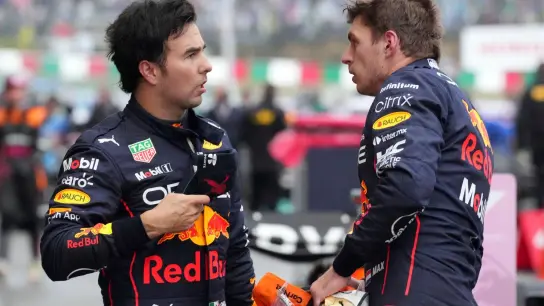 Zweigespräch: Sergio Perez (l) und Max Verstappen. (Foto: Eugene Hoshiko/AP/dpa)