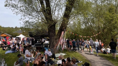 Entspannte Stimmung beim Mai-Musik-Festival in Dombühl: Plätze im Schatten waren bei sommerlicher Witterung sehr begehrt. (Foto: Simone Hedler)