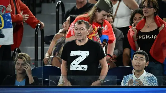 Ein Mann in einem T-Shirt mit dem weißen Z als Aufschrift. (Foto: Lukas Coch/AAP/dpa)