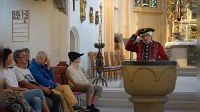 Im Innern der Kirche gab es Gelegenheit, die vielen Kunstwerke zu bestaunen. Hier mit Franz Kraus (rechts) als Markgraf. (Foto: Heinz Wraneschitz)