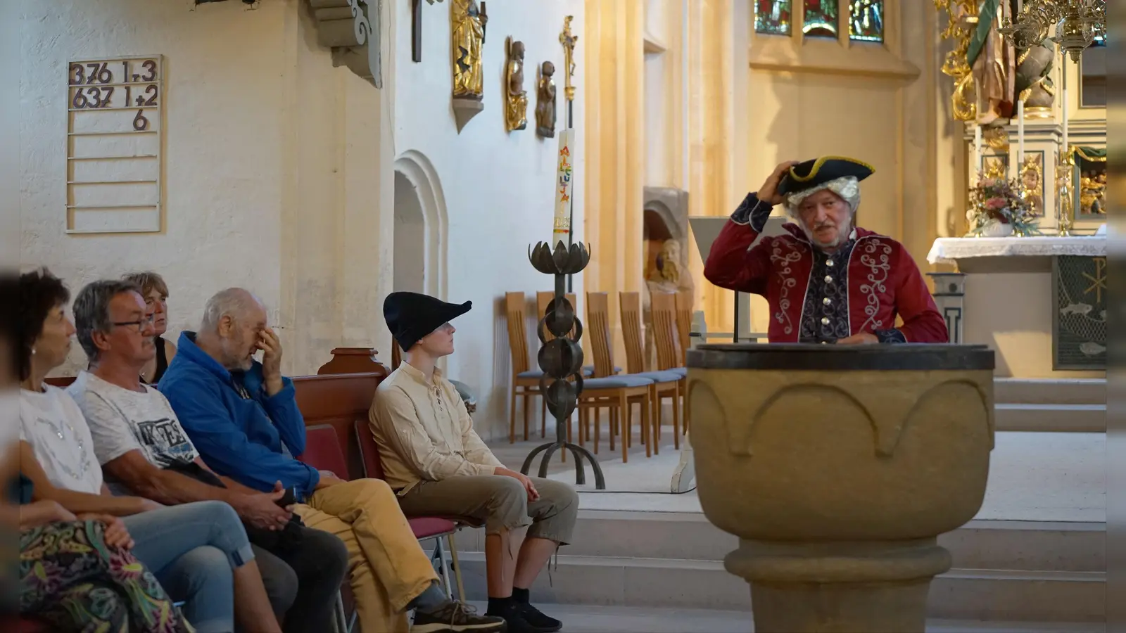 Im Innern der Kirche gab es Gelegenheit, die vielen Kunstwerke zu bestaunen. Hier mit Franz Kraus (rechts) als Markgraf. (Foto: Heinz Wraneschitz)