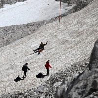 Rodeln an der Zugspitze soll bequemer werden. (Archivbild)   (Foto: Angelika Warmuth/dpa)