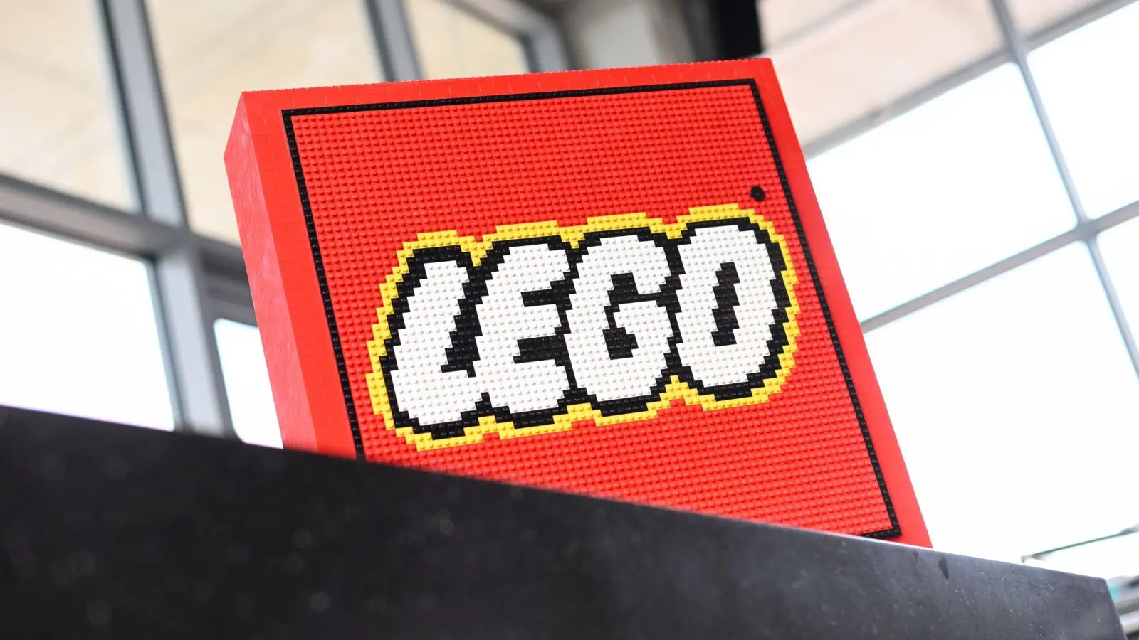Lego wurde 1932 im dänischen Billund von Ole Kirk Kristiansen gegründet. Der Name des Familienunternehmens leitet sich von den dänischen Wörtern „Leg Godt“ („Spiel gut“) ab. (Foto: Tobias Hase/dpa)