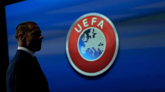 Aleksander Ceferin, UEFA-Präsident, nimmt nach einer Sitzung des UEFA-Komitees für Vereinswettbewerbe an einer Pressekonferenz teil. (Foto: Jean-Christophe Bott/KEYSTONE/dpa)