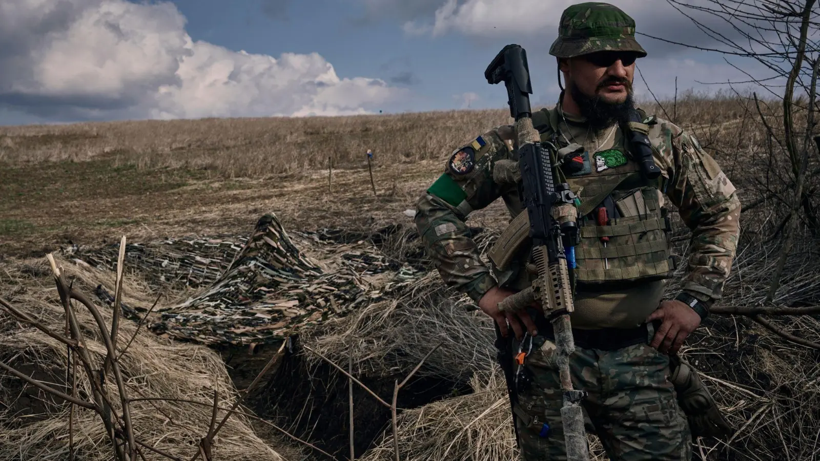 Ein ukrainischer Soldat steht in der Nähe eines Schützengrabens an der Frontlinie in der Nähe von Bachmut. (Foto: Libkos/AP)