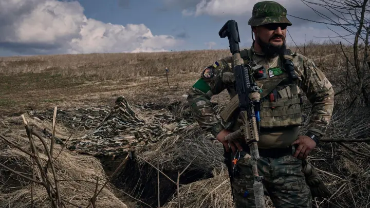Ein ukrainischer Soldat steht in der Nähe eines Schützengrabens an der Frontlinie in der Nähe von Bachmut. (Foto: Libkos/AP)