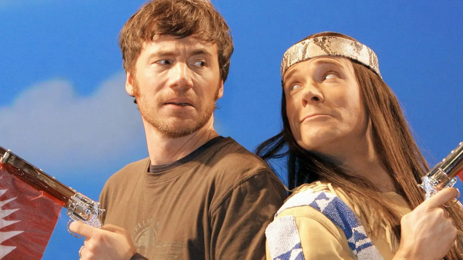 Peng! Comedian Michael „Bully“ Herbig (links) im Jahr 2008, als eine Musicalversion seines Films „Der Schuh des Manitu“ auf die Bühne kam. (Archivfoto)  (Foto: Tim Brakemeier/dpa)