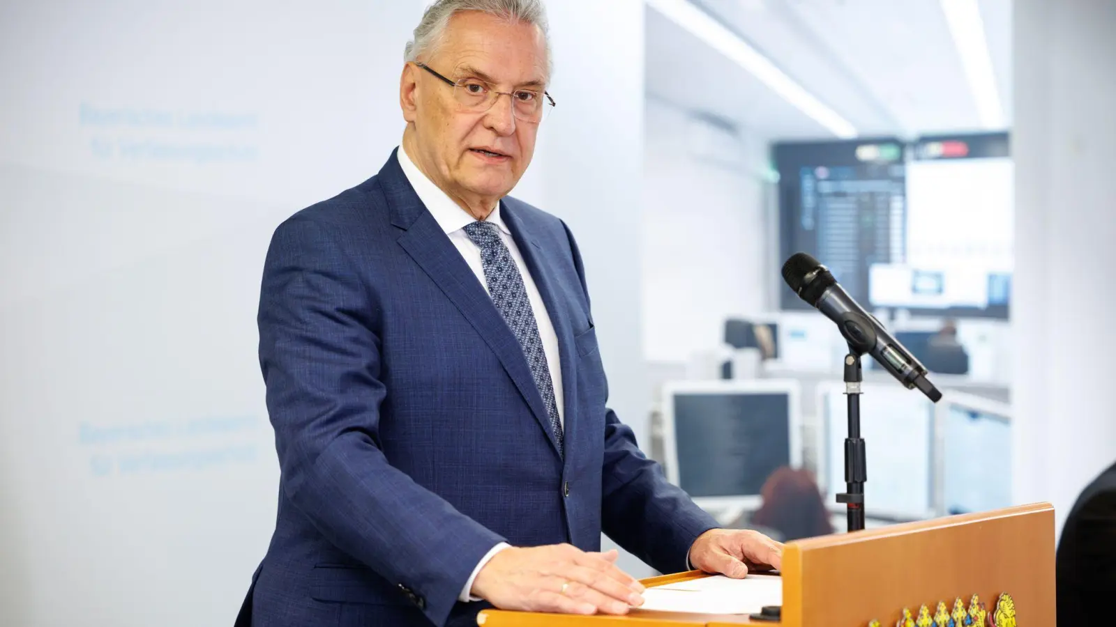 Bayerns Innenminister Joachim Herrmann spricht auf einer Pressekonferenz. (Foto: Matthias Balk/dpa/Archivbild)