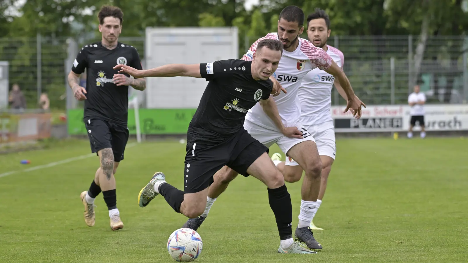 Lukas Schmidt (vorne, hier im Spiel gegen Augsburg), brachte die Ansbacher früh mit einem Freistoßtor in Führung. (Foto: Martin Rügner)