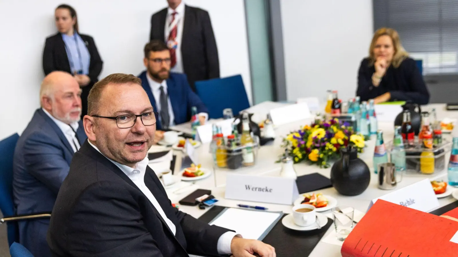 Bundesinnenministerin Nancy Faeser (r.), Verdi-Chef Frank Werneke sowie der dbb-Vorsitzenbde Ulrich Silberbach (l.) zu Beginn der dritten Verhandlungsrunde in Potsdam. (Foto: Carsten Koall/dpa)